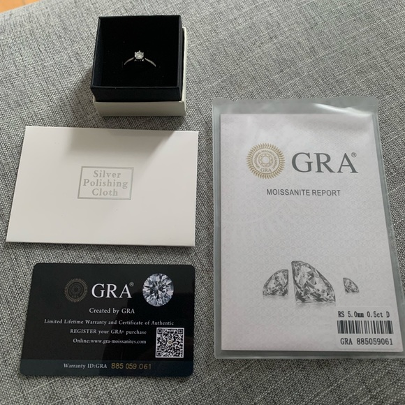 925 Sterling Silver Moissanite Women Ring 💍 - Picture 2 of 8